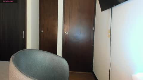 carolina_zaens online show from April 1, 2026, 7:00 pm