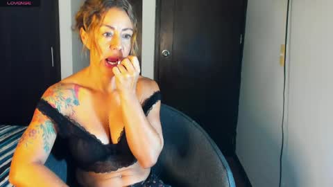 carolina_zaens online show from April 22, 2026, 2:29 pm