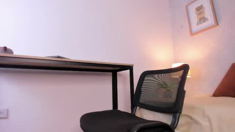  Caroline  online show from May 14, 2026, 11:39 am