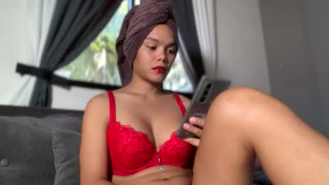 caroline_east online show from April 7, 2026, 2:01 am