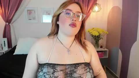 Carolinee  online show from October 3, 2025, 3:25 am