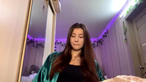 Snapshot of carolynexford chatting on December 4, 2025, 10:02 am Emma online show from December 4, 2025, 10:02 am