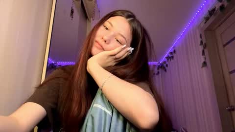 Snapshot of carolynexford chatting on December 19, 2025, 7:04 am Emma online show from December 19, 2025, 7:04 am