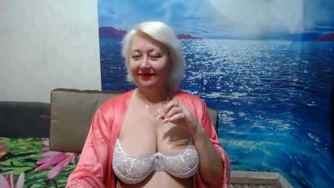 Snapshot of caroncapella chatting on April 17, 2026, 3:15 pm VicunaCool online show from April 17, 2026, 3:15 pm