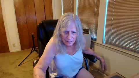 Snapshot of carrie_linn chatting on June 27, 2026, 6:02 pm carrie_linn online show from June 27, 2026, 6:02 pm