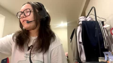 Emilia online show from November 29, 2025, 6:27 am