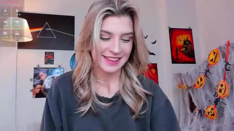 Snapshot of cassieholland chatting on November 4, 2025, 8:13 am Im Cassie3 online show from November 4, 2025, 8:13 am