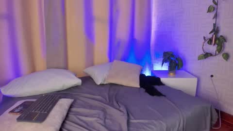 Snapshot of catalella_rouse chatting on March 7, 2026, 8:17 pm catalella_rouse online show from March 7, 2026, 8:17 pm