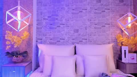 CatalinnaThompson online show from November 8, 2025, 12:05 pm