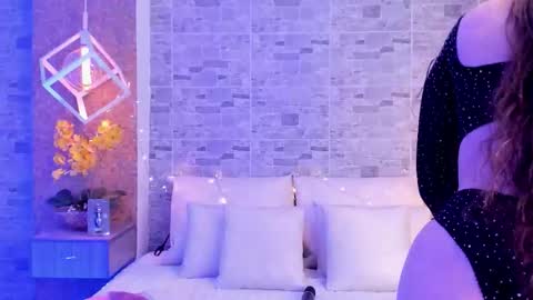 CatalinnaThompson online show from November 20, 2025, 11:54 am