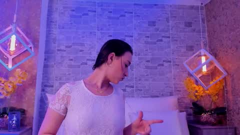 CatalinnaThompson online show from December 17, 2025, 11:38 am