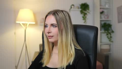 catecrago  online show from December 17, 2025, 9:04 am