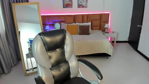 catti_brie_ online show from April 24, 2026, 11:34 am