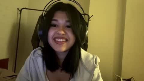 Snapshot of charalilleberg chatting on December 3, 2025, 3:32 pm Lola online show from December 3, 2025, 3:32 pm