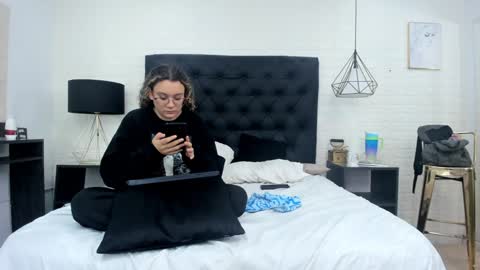 Snapshot of charles_x_elara chatting on December 3, 2024, 6:48 am Charles y Elara online show from December 3, 2024, 6:48 am