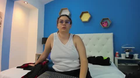 Snapshot of charles_x_elara chatting on January 24, 2025, 3:32 am Charles y Elara online show from January 24, 2025, 3:32 am