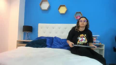 Snapshot of charles_x_elara chatting on February 7, 2025, 7:49 pm Charles y Elara online show from February 7, 2025, 7:49 pm