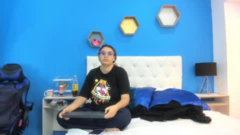 Snapshot of charles_x_elara chatting on February 9, 2025, 12:19 pm Charles y Elara online show from February 9, 2025, 12:19 pm