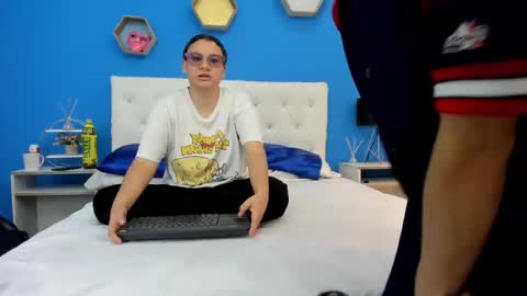 Snapshot of charles_x_elara chatting on March 3, 2025, 7:28 pm Charles y Elara online show from March 3, 2025, 7:28 pm