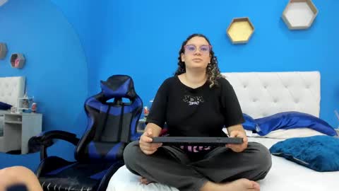 Snapshot of charles_x_elara chatting on March 5, 2025, 7:38 pm Charles y Elara online show from March 5, 2025, 7:38 pm