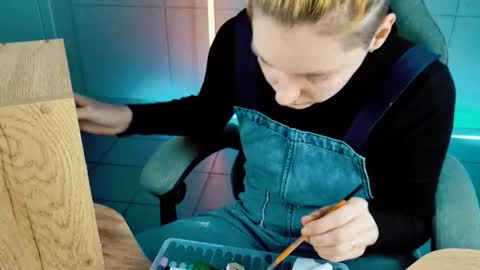 Bella online show from November 22, 2025, 9:19 am