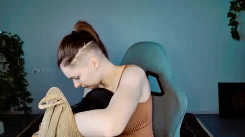 Bella online show from December 5, 2025, 10:02 am