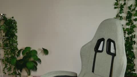 Snapshot of chillsnail_bro chatting on April 2, 2026, 9:18 am Bella online show from April 2, 2026, 9:18 am