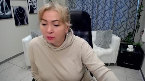 Snapshot of chloe_lo chatting on October 31, 2025, 5:41 am Chloe online show from October 31, 2025, 5:41 am