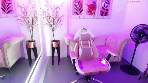 Chloe  online show from May 22, 2026, 12:00 pm
