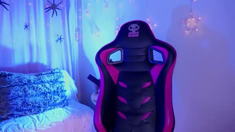 CLOE  online show from October 30, 2025, 11:05 pm