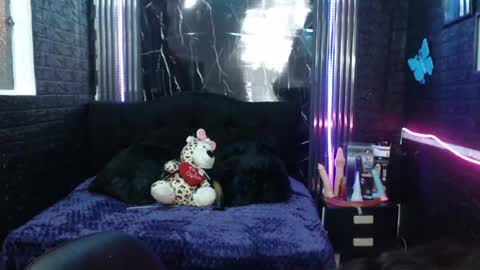 chloe_smith5 online show from June 23, 2026, 2:37 pm