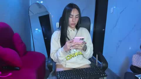ChloeeThompson online show from November 5, 2025, 3:06 am