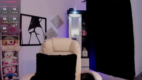 Snapshot of chloejones__ chatting on January 23, 2025, 9:29 pm Chloee online show from January 23, 2025, 9:29 pm