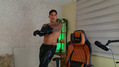 Snapshot of chris_reilly chatting on December 7, 2024, 2:42 am chris reilly online show from December 7, 2024, 2:42 am