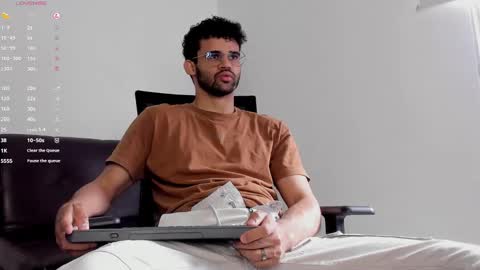 Im Chirs IM MODEL INDEPENDT online show from October 28, 2025, 2:31 pm