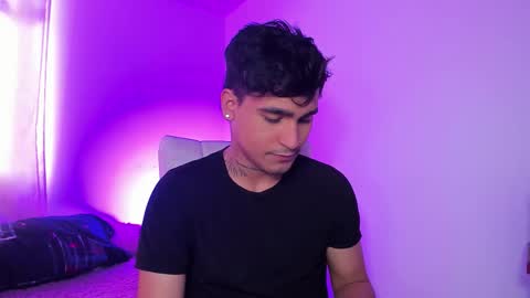 Snapshot of chriss_wg_ chatting on December 22, 2025, 8:17 pm Christian Wang online show from December 22, 2025, 8:17 pm