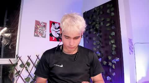 Snapshot of chriss_wg_ chatting on April 4, 2026, 11:35 pm Christian Wang online show from April 4, 2026, 11:35 pm