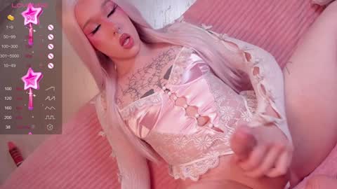 Snapshot of christinaloveu chatting on December 8, 2024, 1:36 pm crisss online show from December 8, 2024, 1:36 pm