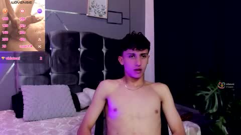 chrristopher77 online show from December 15, 2025, 8:29 am