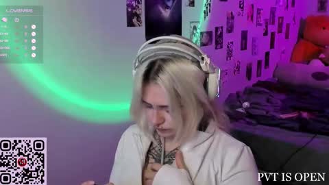 Snapshot of cigaretteduringsex chatting on December 17, 2025, 3:07 pm Helen and Teya online show from December 17, 2025, 3:07 pm