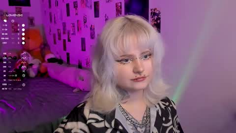 Snapshot of cigaretteduringsex chatting on January 15, 2026, 11:37 am Helen and Teya online show from January 15, 2026, 11:37 am