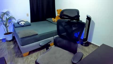 Snapshot of cinamon_kingdom chatting on September 16, 2025, 12:00 am Luna and Sebas online show from September 16, 2025, 12:00 am