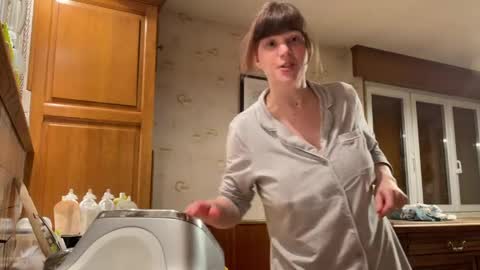 Claire Moulin online show from April 10, 2026, 8:35 pm