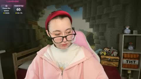 Snapshot of clarabenson chatting on January 5, 2026, 6:33 pm clarabenson online show from January 5, 2026, 6:33 pm