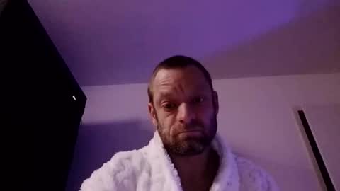 Snapshot of clausenflorian880 chatting on December 17, 2025, 1:22 am Florian online show from December 17, 2025, 1:22 am