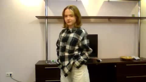 Snapshot of clementinaaures chatting on November 6, 2025, 12:17 pm clementinaaures online show from November 6, 2025, 12:17 pm