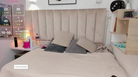 clhoe_johnson_ online show from October 13, 2025, 12:38 pm