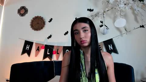 CLOE  online show from October 19, 2025, 3:29 am