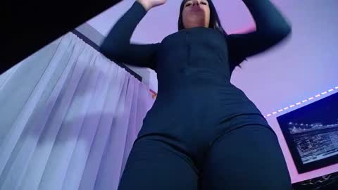 Snapshot of colombianmiilf_ chatting on December 17, 2025, 10:54 am Nahomi online show from December 17, 2025, 10:54 am