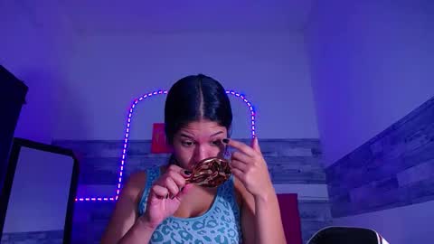 Snapshot of colombianmiilf_ chatting on January 6, 2026, 8:01 pm Nahomi online show from January 6, 2026, 8:01 pm